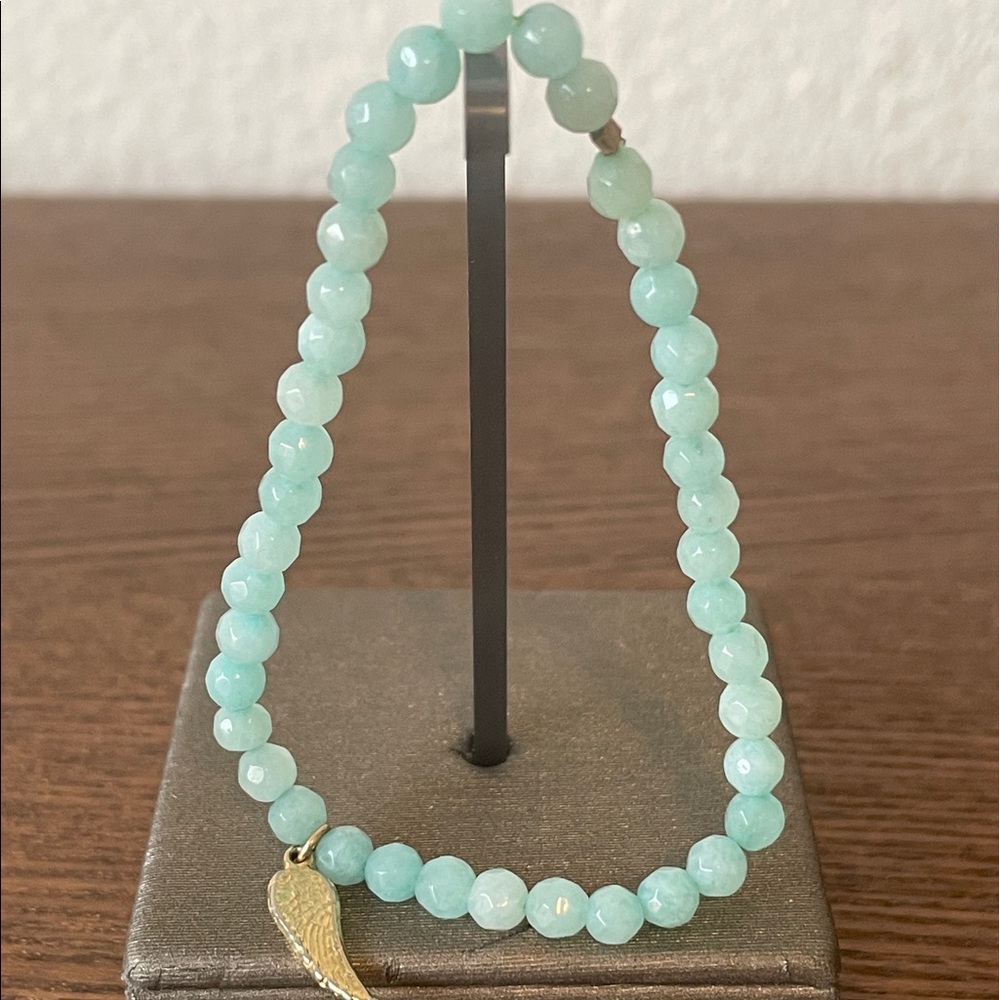 MARIT RAE BLUE CHALCEDONY BEAD STRETCH BRACELET WITH GOLD LEAF-SHAPED CHARM NWOT